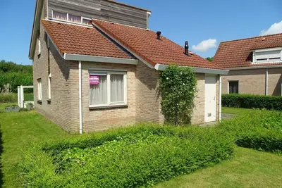 This detached house type Schelde on holiday park Scheldeveste is a spacious detached bungalow for 8 persons with a spacious garden right at the water's edge. With approx. 112m2 of living space, it has a lovely living room with an attached conservator