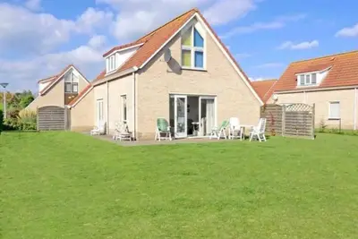 Breskens Vakanties. Strandpark Scheldeveste Zwin 180. A detached 6-person bungalow with approx. 102m2 of living comfort and a lovely garden right by the water.