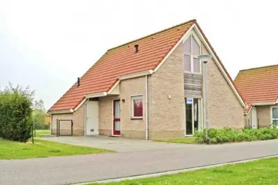 Zwin no. 184 on Scheldeveste beach park. A detached 6-person bungalow with approx. 102m2 of living comfort and a lovely garden right by the water.