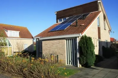 This detached house type Schelde on holiday park Scheldeveste is a spacious detached bungalow for 6 persons with a spacious garden. With approx. 112m2 of living space, it has a lovely living room with an attached conservatory and an open kitchen.