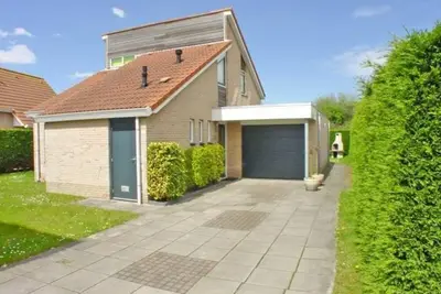 This detached house type Schelde on holiday park Scheldeveste is a spacious detached bungalow for 6 persons with a spacious garden. With approx. 112m2 of living space, it has a lovely living room with an attached conservatory and an open kitchen.