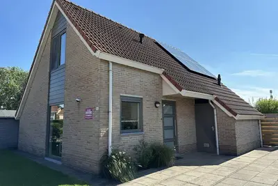 Scheldeveste 256 is a detached 6-person bungalow with approx. 102m2 of living comfort with attached conservatory and a lovely garden. The terrace with conservatory is located on the south side of the house.