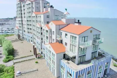 Image de It is the first ever project built in the sea, at the mouth of the Westerschelde, whereby you have a beautiful view from all apartments on the many shipping traffic on one of the busiest rivers in the world.
