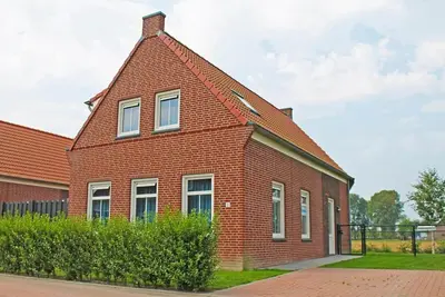 With its 4 bedrooms, this property can accommodate 8 people.