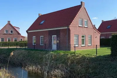 With its 4 bedrooms, this property can accommodate 8 people.