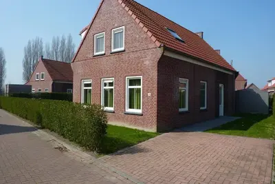 This detached holiday home for 8 people is located in the small-scale and quiet holiday park Landgoed de Lente, 800 m from the centre of Breskens and from the coast.