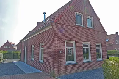 With its 4 bedrooms, this property can accommodate 8 people.