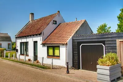 Tragel 37 is located on the edge of the village of Schoondijke, about 5km from Breskens and the beach. The cottage is located at a short distance from the cycle network,
