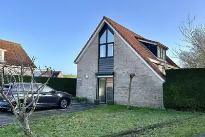 Lovely cosy 6-person family home. The house is furnished with a spacious sitting area, dining area and well-equipped kitchen.
