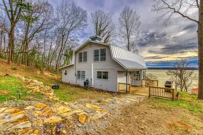 Image de Relax with the family at this beautiful lakefront cabin located on Wilson Lake.