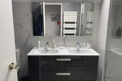 Image de chambre à louer dans un domaine avec piscine et tennis proche de Versailles.