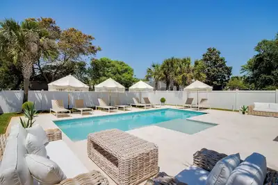 Image de \"Sea La Vie Destin\"- Fab Destin Home, Private Pool, Golf Cart, Crystal Beach