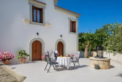 Image de Panethimos House in nature