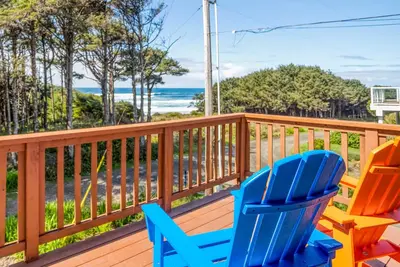 Image de Charming Oceanview Cabin Steps to Ocean, Loft on Quiet Street Near Yachats!