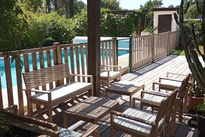 Image de maison en bord d'ocean avec piscine chauffée