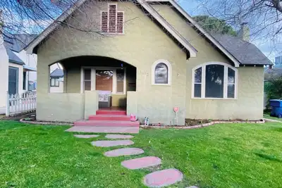 Image de Beautiful Tudor home tucked away on quiet street, walking distance to Tower area