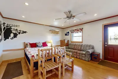 Image de Dog-friendly, lakefront cabins with firepit, porches & pond - great for groups