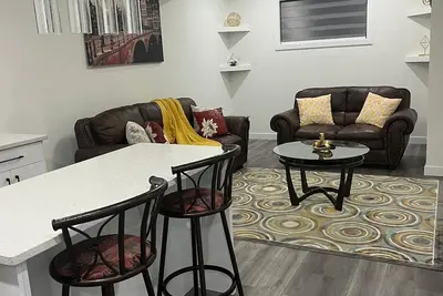 Image de Comfy 2 bedroom stay tucked away in a sleepy neighborhood few mins to the Henday