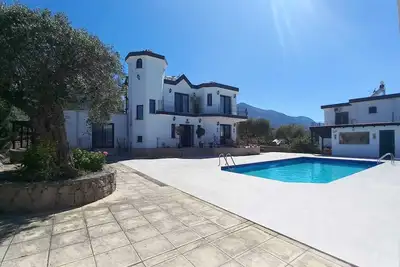 Villa spacieuse de 4 chambres avec piscine privée et grand jardin, Bellapais.