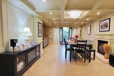 Image de Elegant Unit with Beautiful Big Courtyard & Movie Theater-Near Toronto Airport