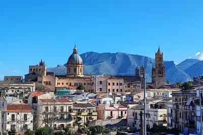 Image de Cathedral view luxury apartment with frescoed ceiling located in the city center