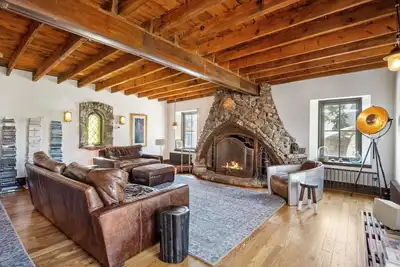 Image de Luxury + History next to Us Bank Stadium. Private Sauna + Courtyard + Rooftop.