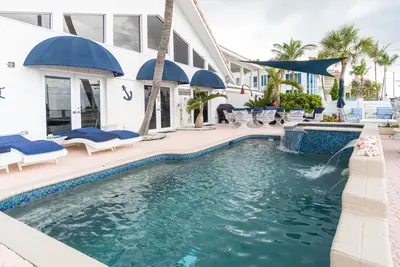 Image de Beautifully luxurious  & modern house directly in front of the Beach!