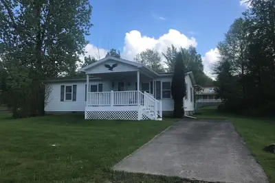 Image de Quiet, 3 bedroom & 1 bath get-a-way. Near Lake Erie for fishing & skiing resorts