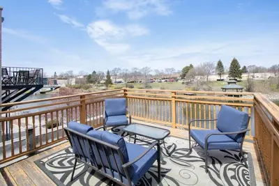 Shaffer Haus-Downtown Riverfront Retreat