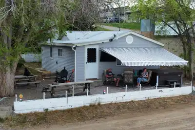 Image de Charming 2 bedroom waterfront cabin at West Magic Id. 83352 with hot tub.