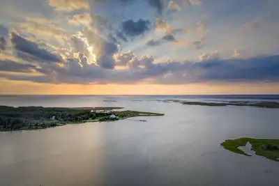 Image de Family Friendly Waterfront Escape w/pier, gameroom, and fire pit!