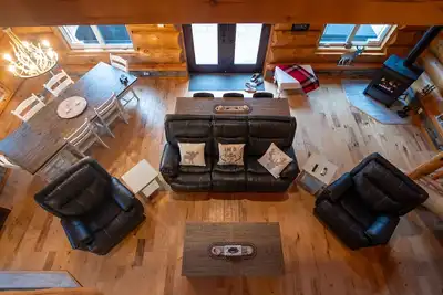 Image de Modern Log Cabin Retreat! Perfect for nature getaways in the French River.