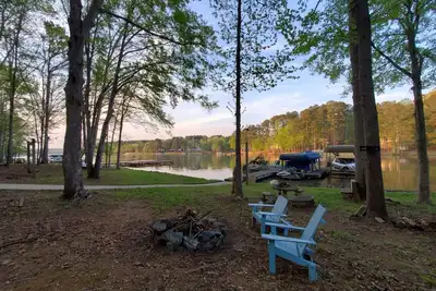Image de Charming Waterfront Lake Cabin