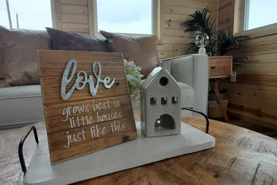 Image de Gorgeous tiny home cabin! Perfect for couples, small families or business travel!