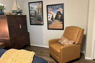 Image de Cozy quarters across from Carrie Blake Park - Festival Central & Discovery Trail
