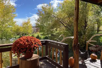 Image de Cozy cabin nestled beside a spring-fed pond&hobby farm in the Elkhorn Mountains