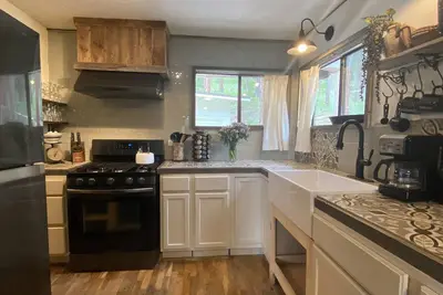 Image de Stone House Cabin with Mountain View 4 miles to the University & Downtown