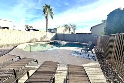 Image de Pool, five bedrooms and plenty of amenities. Golf, Mlb, Nfl nearby!