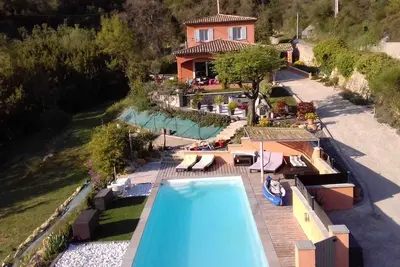 Image de Jolie villa au calme et sans vis à vis avec piscine et jacuzzi