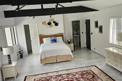 Image de Spacious Studio Suite With Office (Unit A)