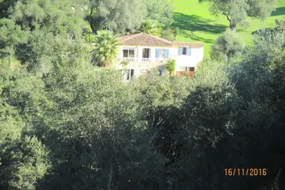 T1 A Porticcio dans un cadre de verdure (6000m²) calme absolu