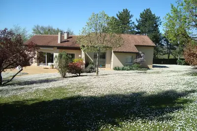 Image de Villa Avec Piscine Privée et Jardin Arboré de 5000m2\nCalme assuré