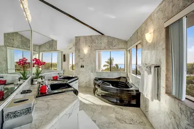 Image de King Suite Oasis: Unwind with Jacuzzi & Bay Views (Unit B)