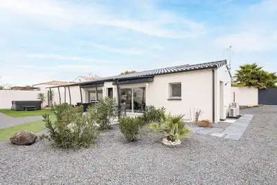 Image de Villa T4 climatisée avec jardin, jacuzzi et Free WiFi à 600 m de la plage