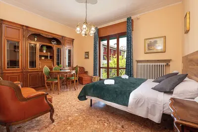 Image de Apartment - Vintage Penthouse (10 min from Arena)