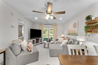 Image de Beautiful 2 bedroom 2 bathroom condo with patio. The sleeping arrangements for this property are 2 queen beds.