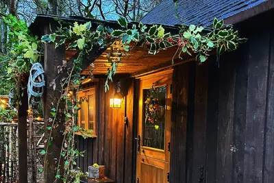 Image de Cosy cabin overlooking River Mar with private magical woodland garden.