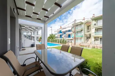 Image de Two - Bedroom Loft with Pool Access, in Perla Residential Complex