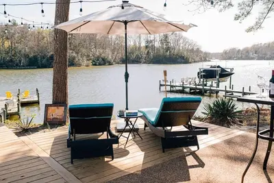 Image de Charming Waterfront Cottage Small Beach