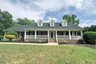 Image de Stunning Sanford home with privacy and a beautiful view.